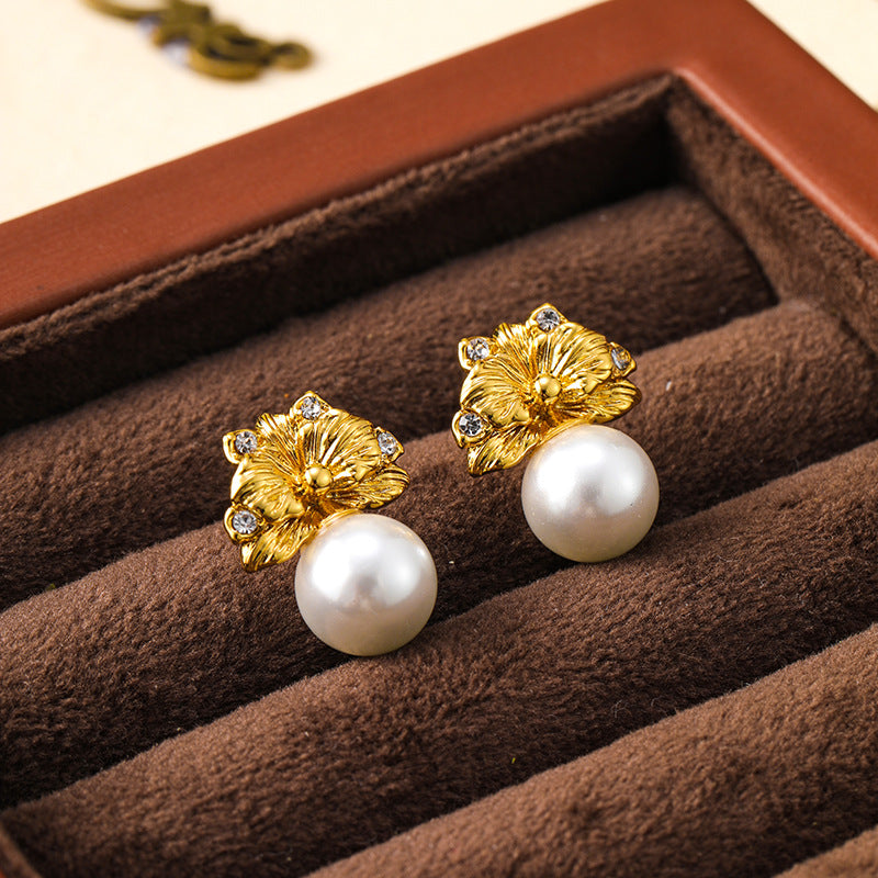 French elegant golden leaf pearl earrings for women, high-end retro earrings, silver needles, fashionable and versatile earrings