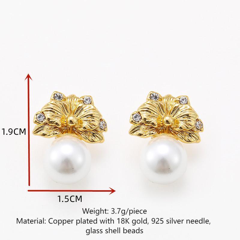 French elegant golden leaf pearl earrings for women, high-end retro earrings, silver needles, fashionable and versatile earrings