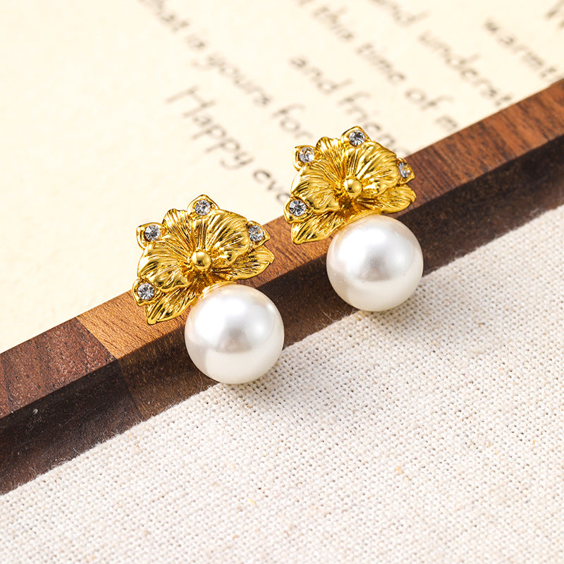 French elegant golden leaf pearl earrings for women, high-end retro earrings, silver needles, fashionable and versatile earrings