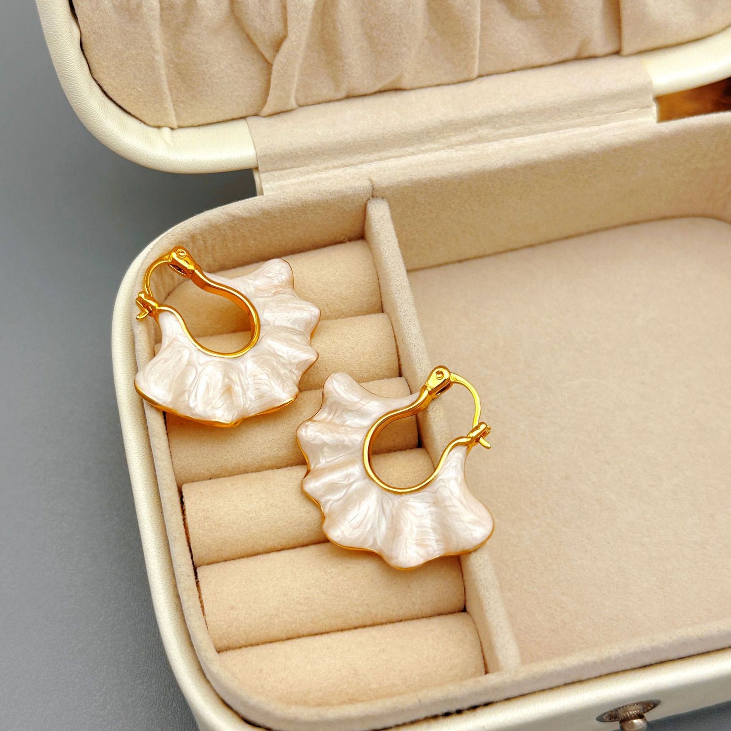 New handbag-shaped wave-patterned enamel earrings