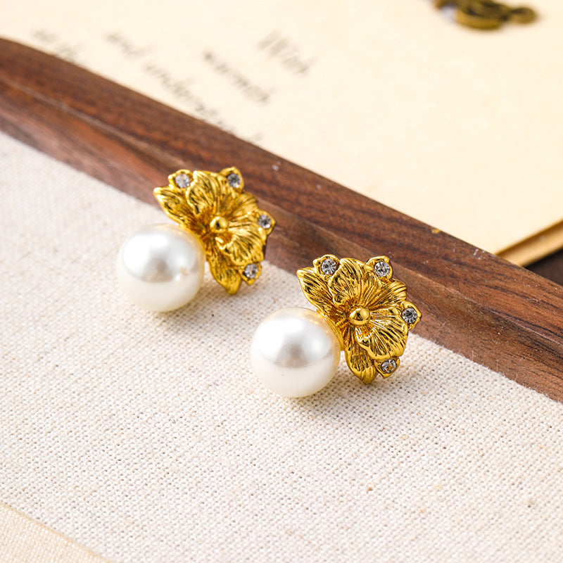 French elegant golden leaf pearl earrings for women, high-end retro earrings, silver needles, fashionable and versatile earrings