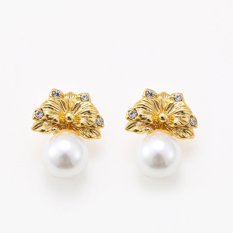 French elegant golden leaf pearl earrings for women, high-end retro earrings, silver needles, fashionable and versatile earrings