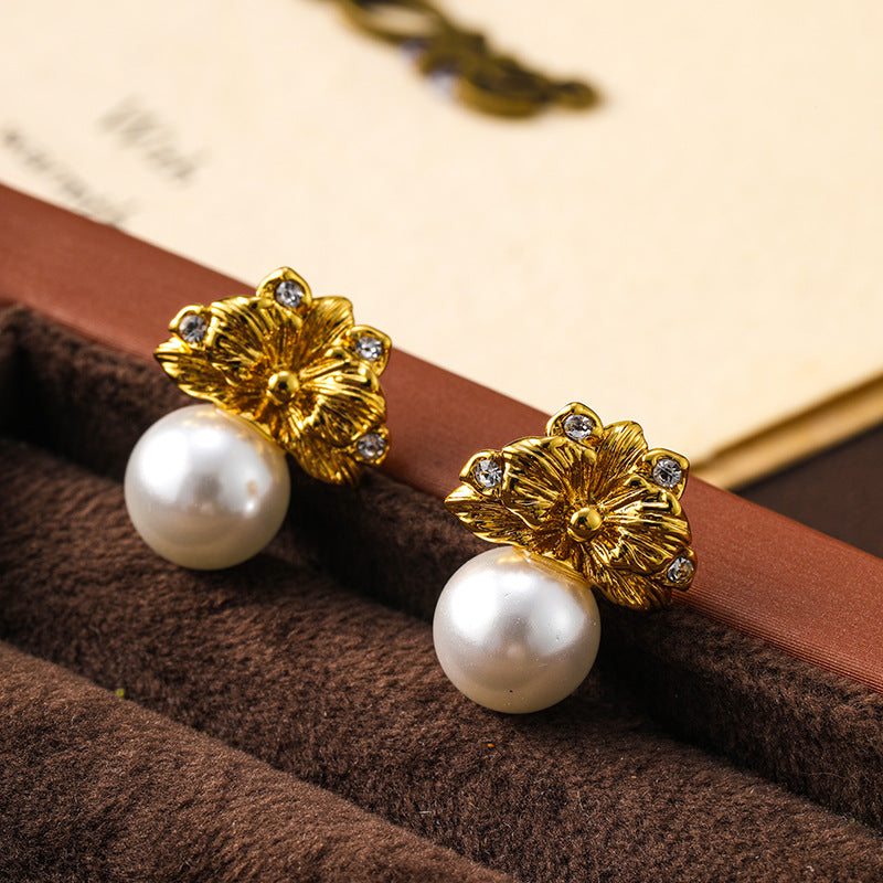 French elegant golden leaf pearl earrings for women, high-end retro earrings, silver needles, fashionable and versatile earrings