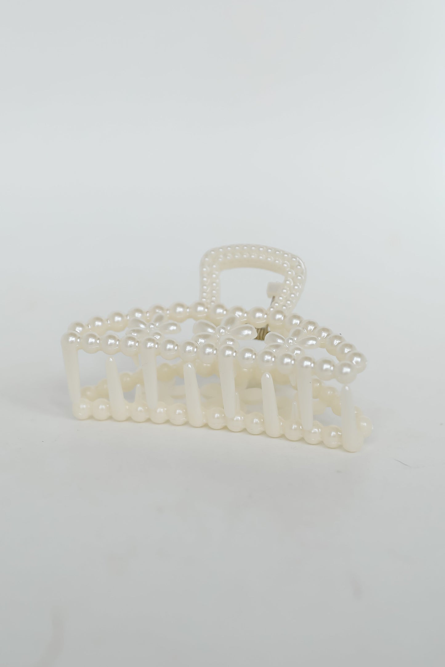 Sweet Touch Ivory Pearl Flower Claw Hair Clip