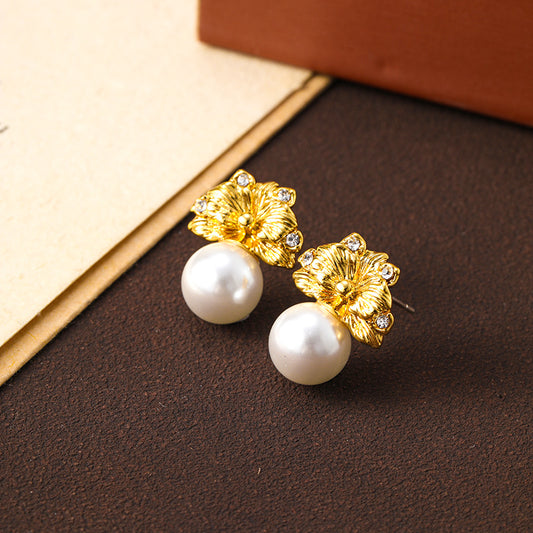 French elegant golden leaf pearl earrings for women, high-end retro earrings, silver needles, fashionable and versatile earrings